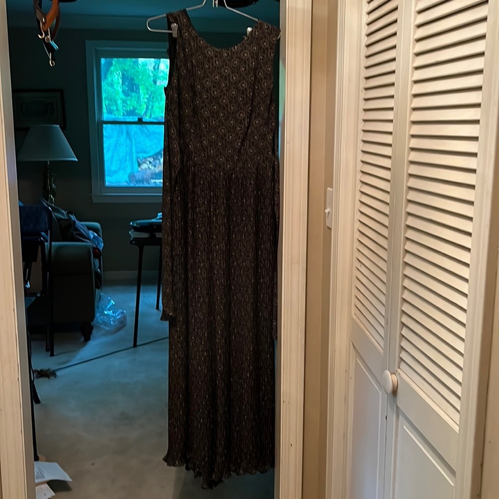 Sleeveless long black and gold pant outfit